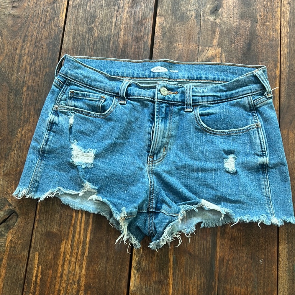Old Navy women’s jean shorts. Boyfriend style. size 6.